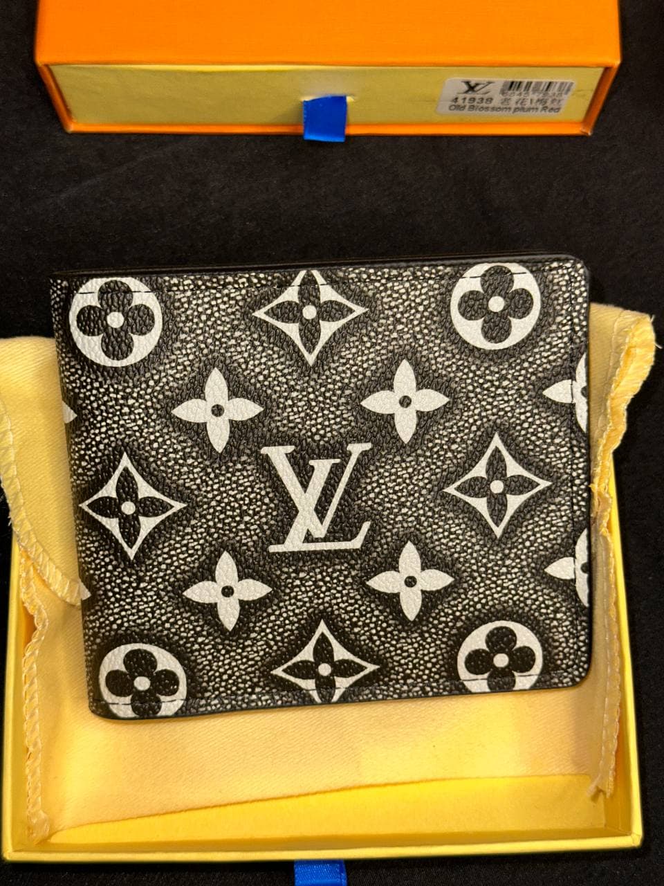 👝 Portefeuille pour homme Louis Vuitton - Élégance intemporelle en cuir Monogram view 2