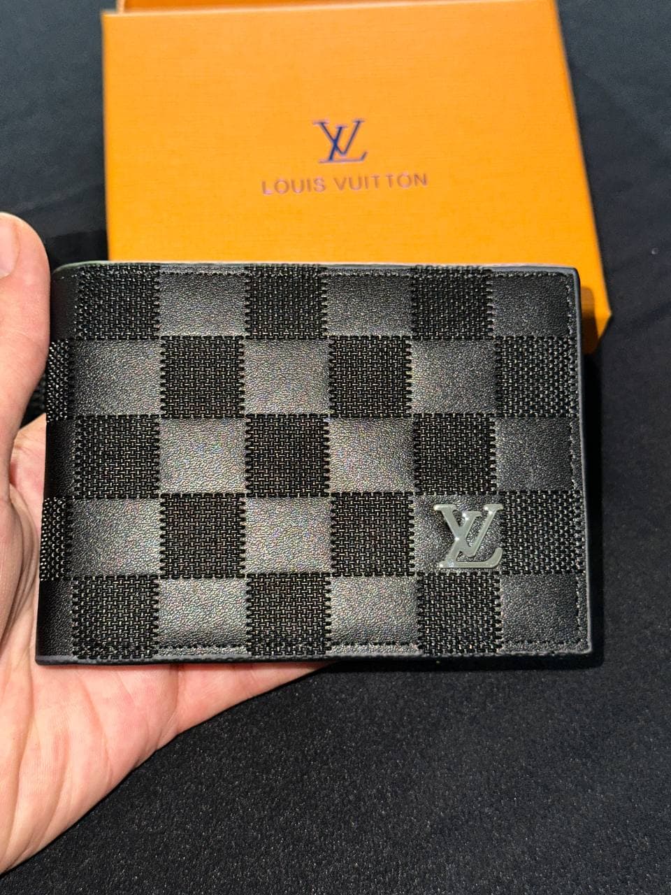 👝 Portefeuille pour homme Louis Vuitton - Élégance intemporelle en cuir Monogram view 3
