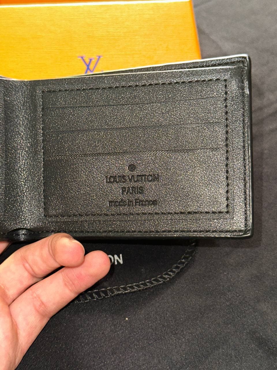 👝 Portefeuille pour homme Louis Vuitton - Élégance intemporelle en cuir Monogram view 4