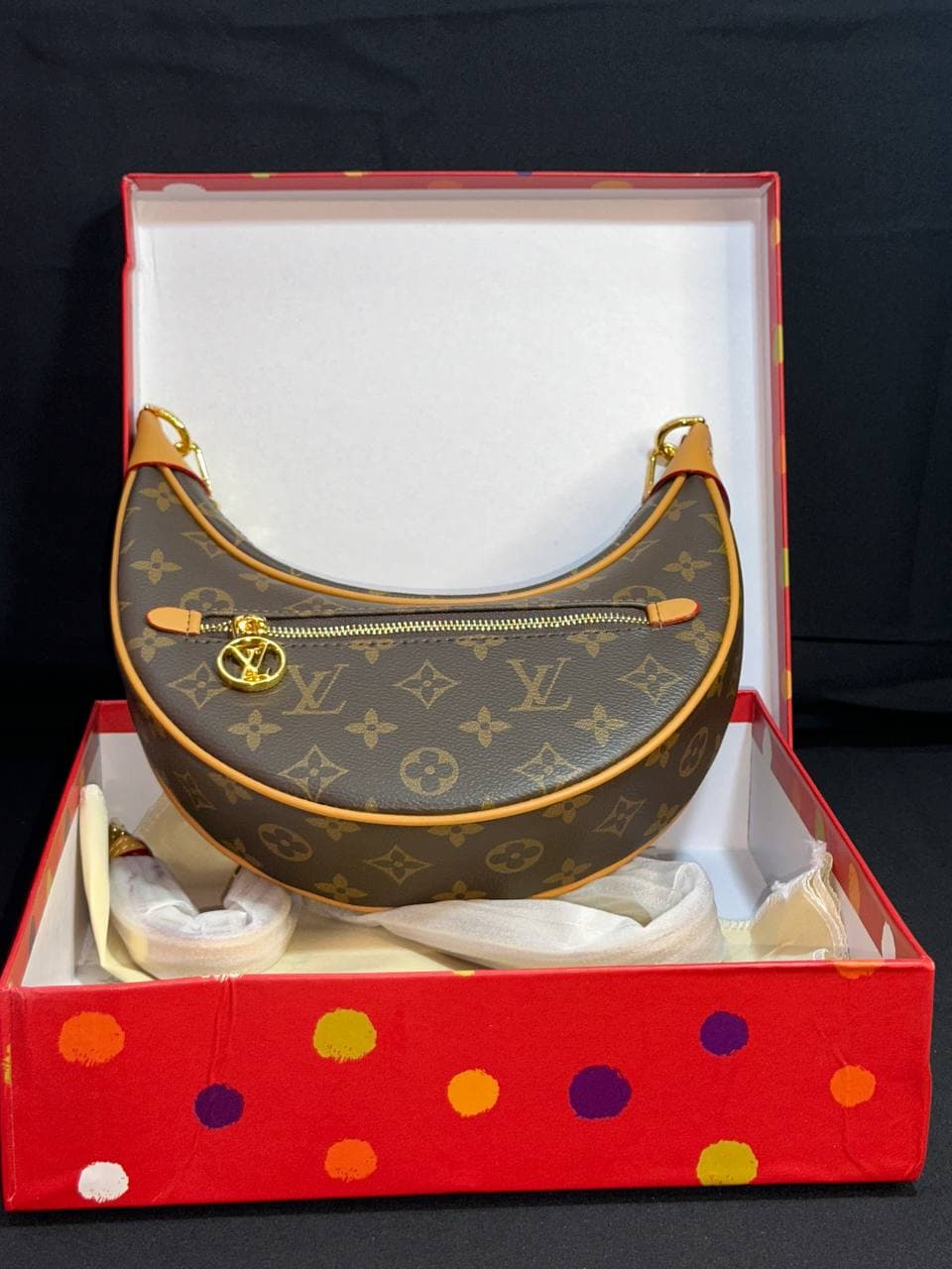 👜 Sac à bandoulière pour femme Louis Vuitton - Design demi-lune de luxe view 2