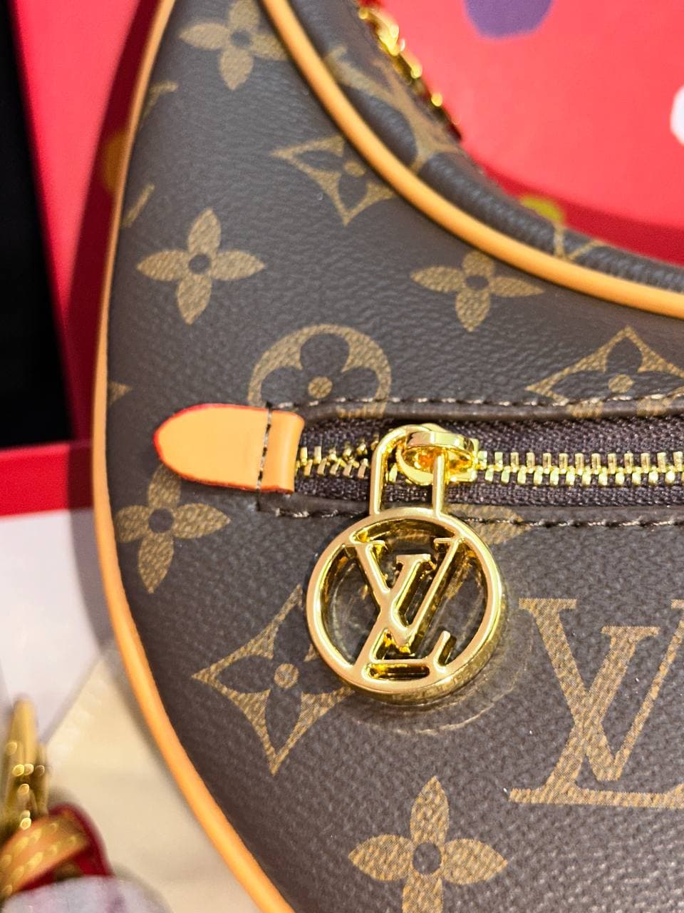 👜 Sac à bandoulière pour femme Louis Vuitton - Design demi-lune de luxe view 3